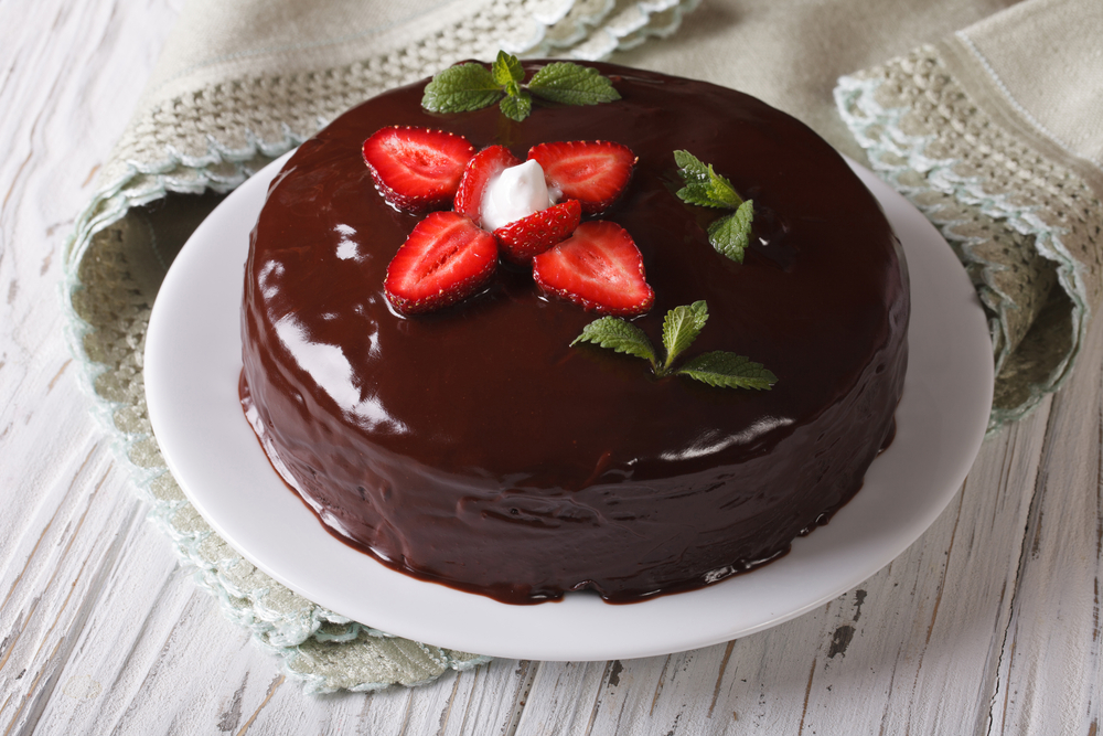 Come decorare una torta al cioccolato con le fragole: 8 foto a cui ispirarsi