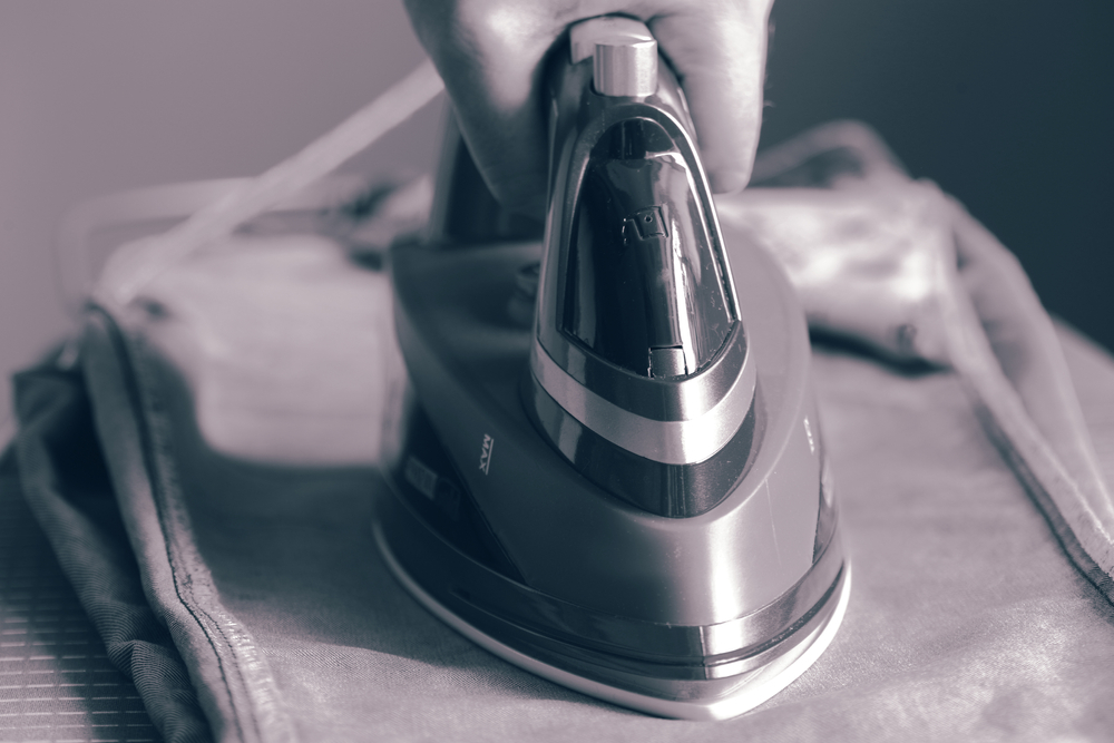 Come stirare i pantaloni con la piega: le spiegazioni passo passo