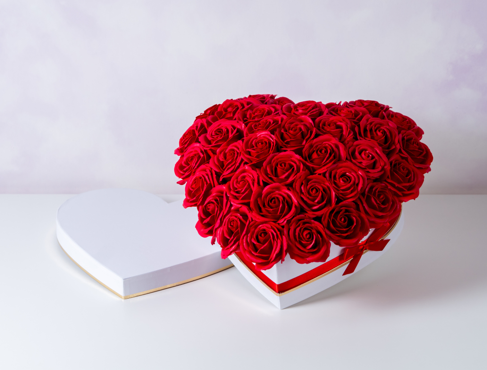 Scatola a forma di cuore con rose fai da te: tutorial e spiegazioni