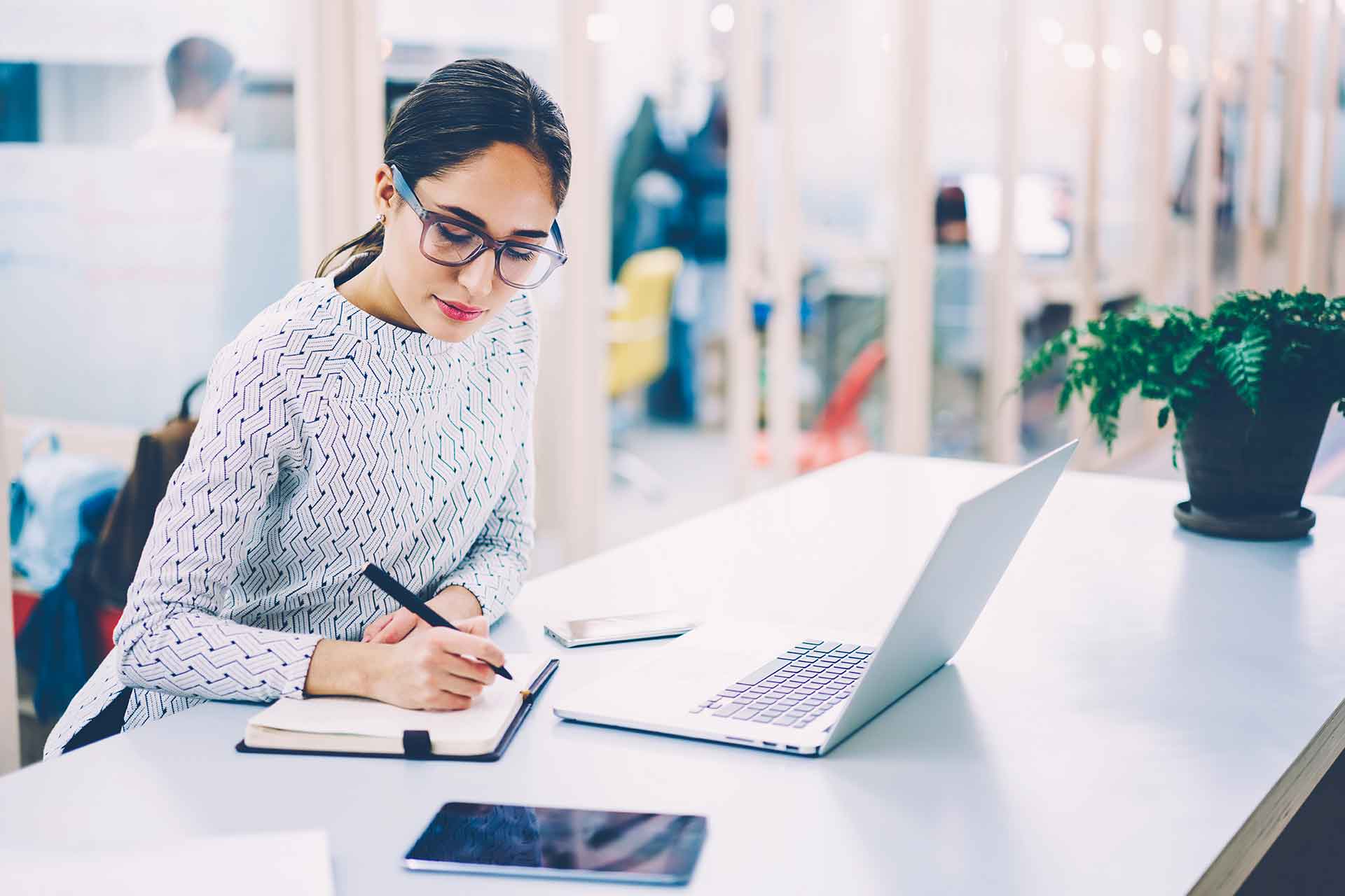 Cosa mettere e cosa non mettere sulla scrivania al lavoro