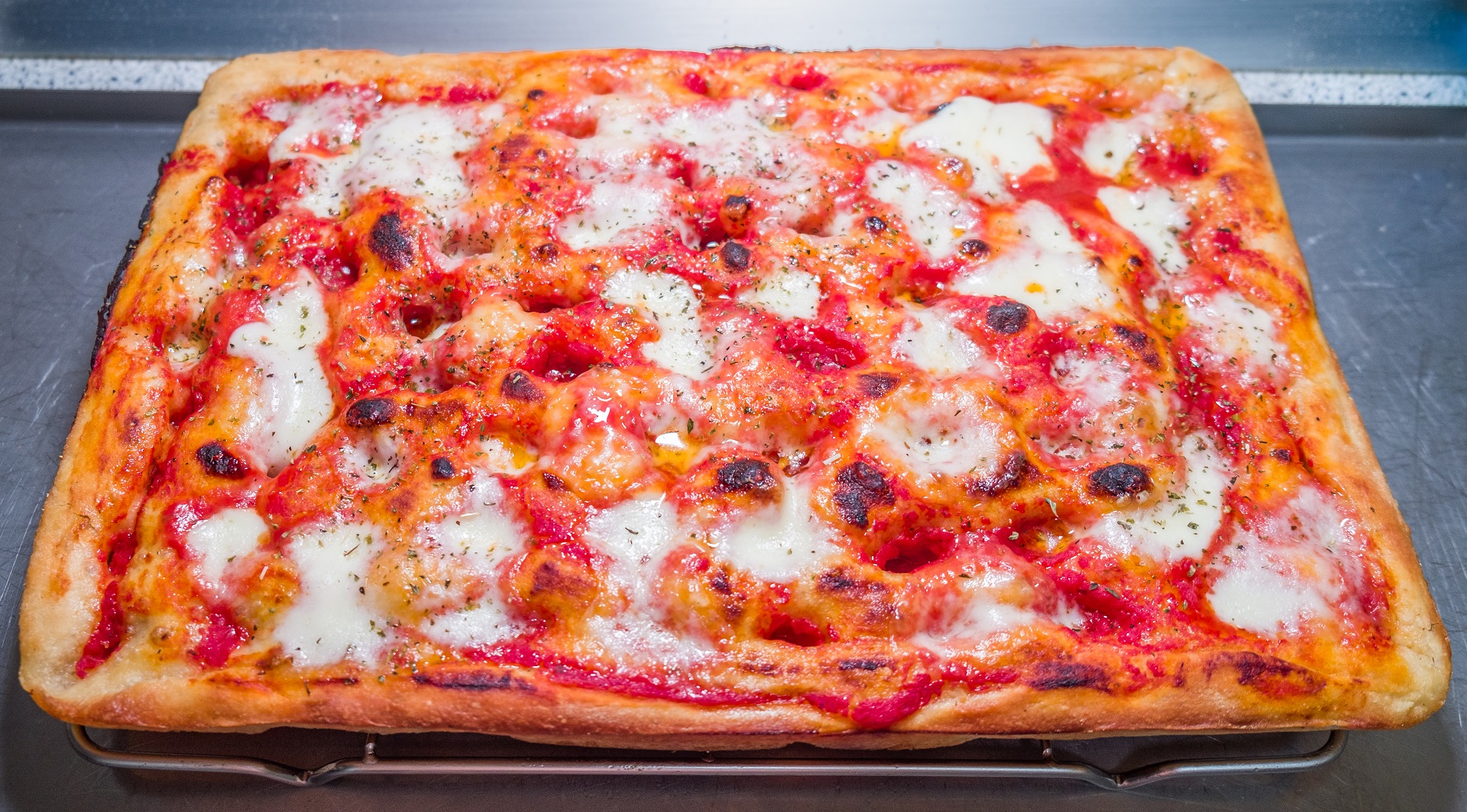 La ricetta della pizza in teglia da provare subito