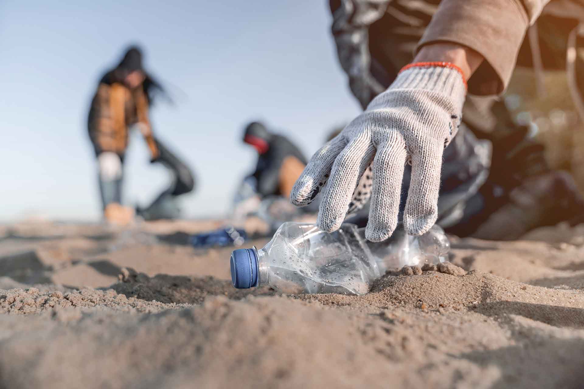 Come eliminare plastica e rifiuti da spiaggia e mare