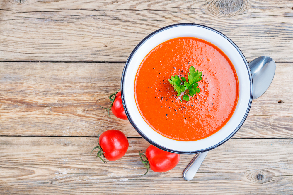 Zuppa di pomodoro e pesto: il piatto per tutte le stagioni