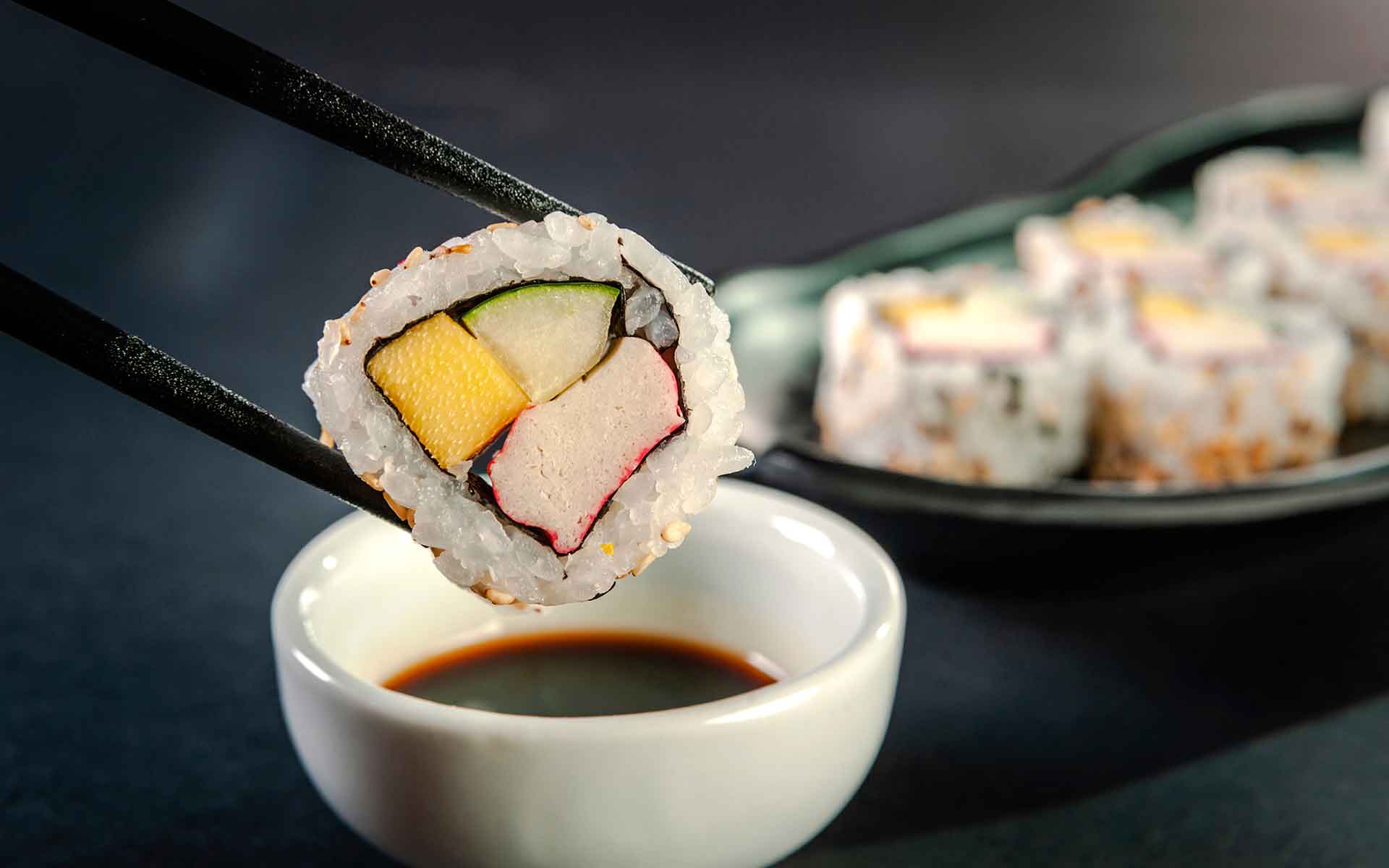 Sushi, la ricetta uramaki da provare a fare in casa