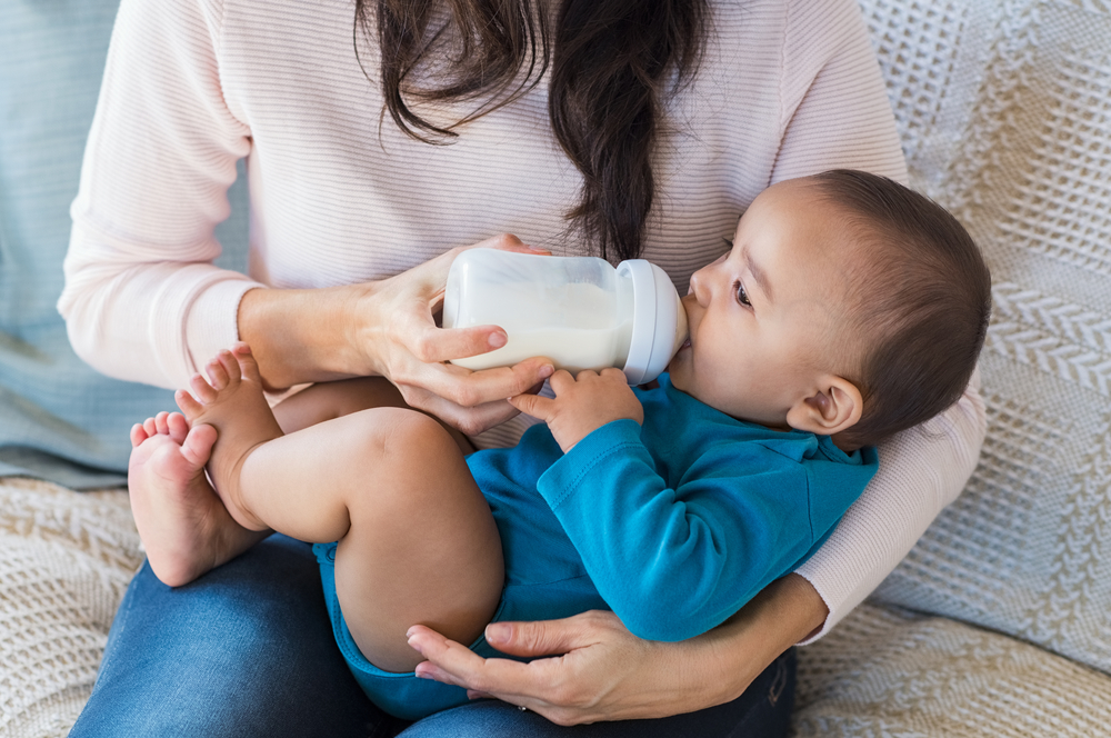 Come e quando dare al bambino il latte estratto