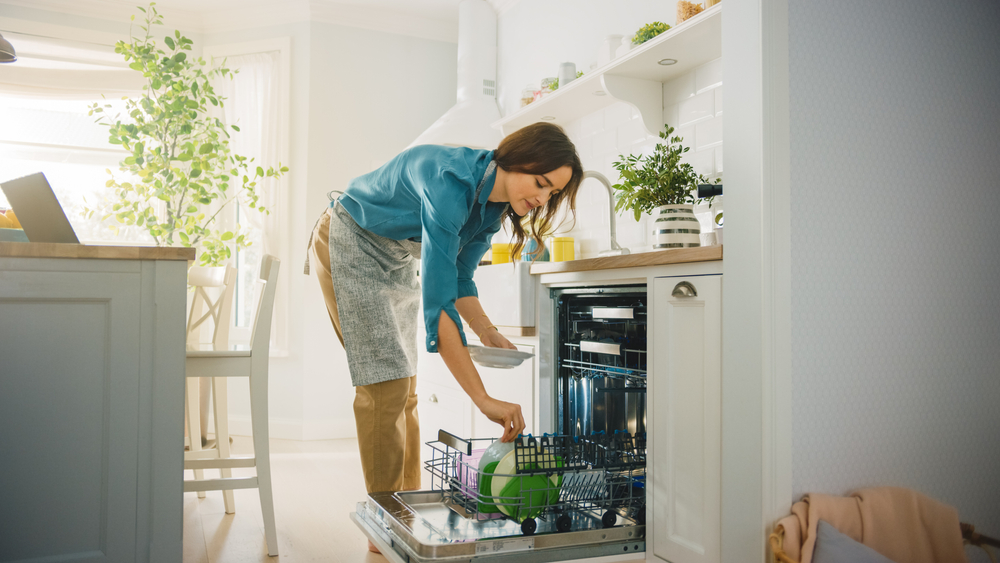 Come risparmiare acqua e luce usando la lavastoviglie