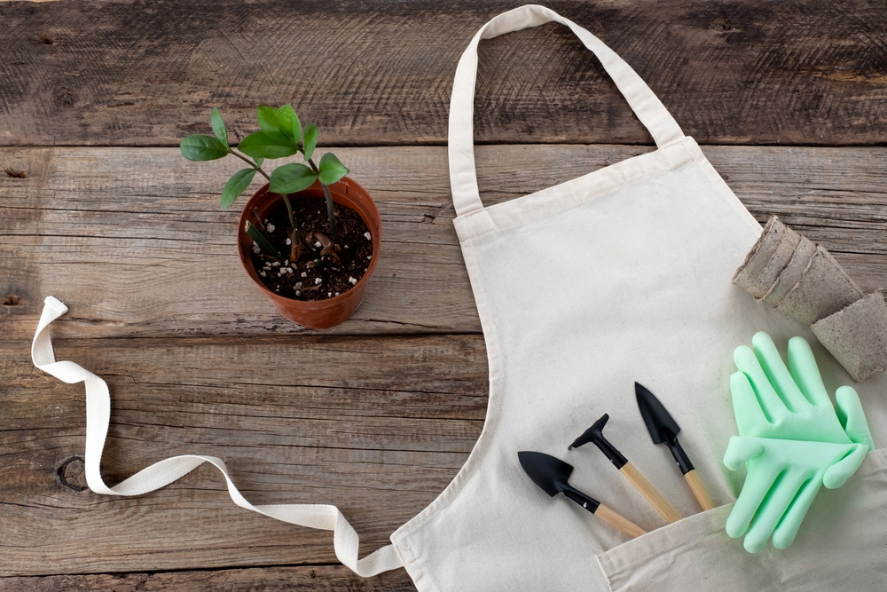 Grembiule da giardinaggio fai da te: come decorarlo con il decoupage