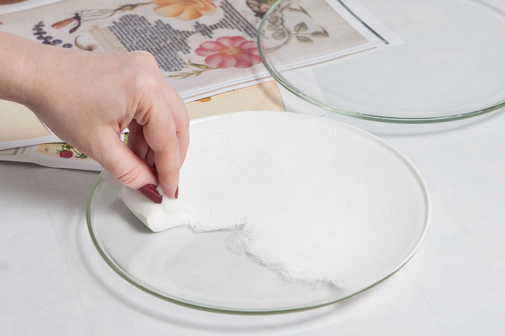 Piatti di vetro decorati fai da te: la tecnica decoupage