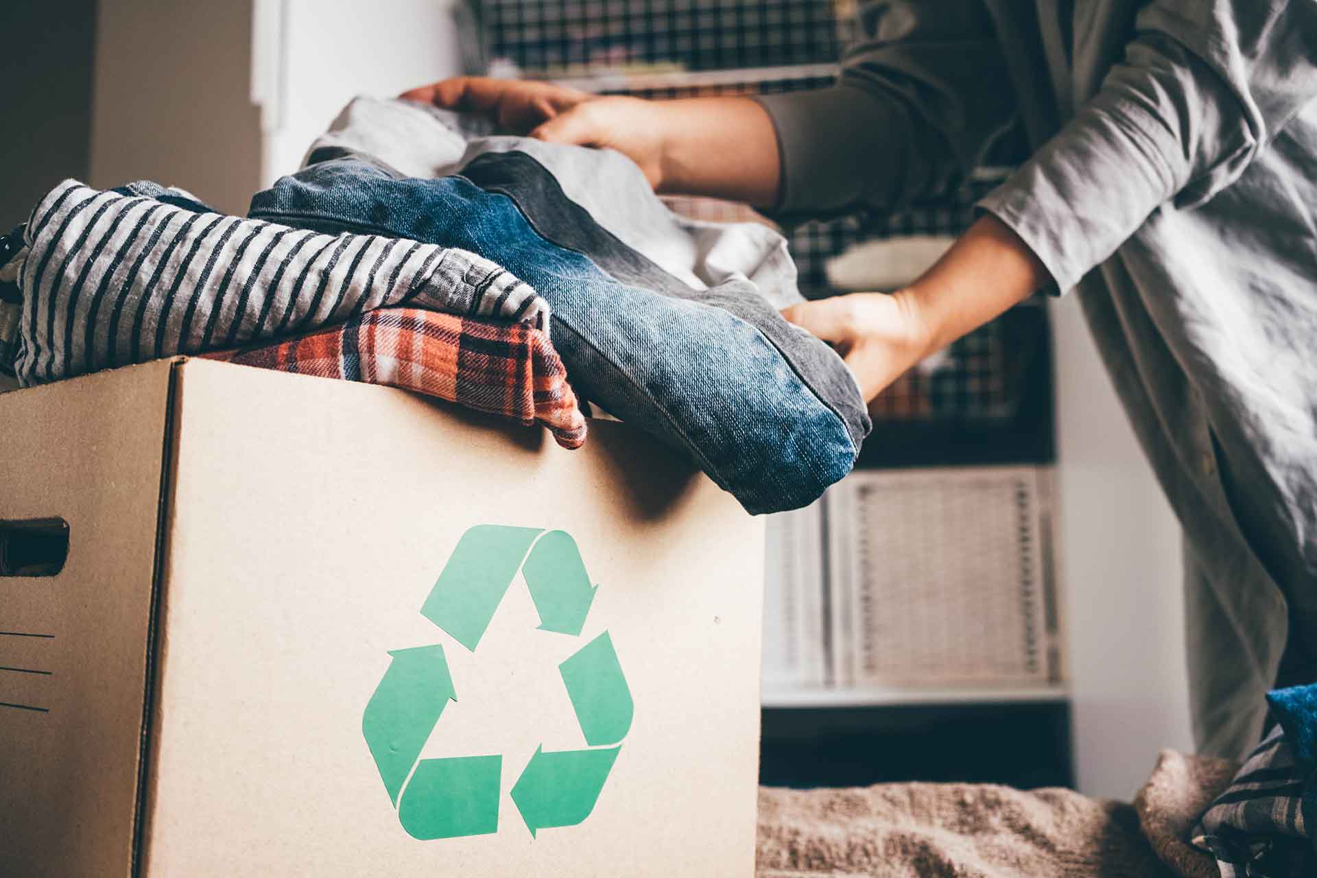 Perché non dovresti buttare i vestiti vecchi