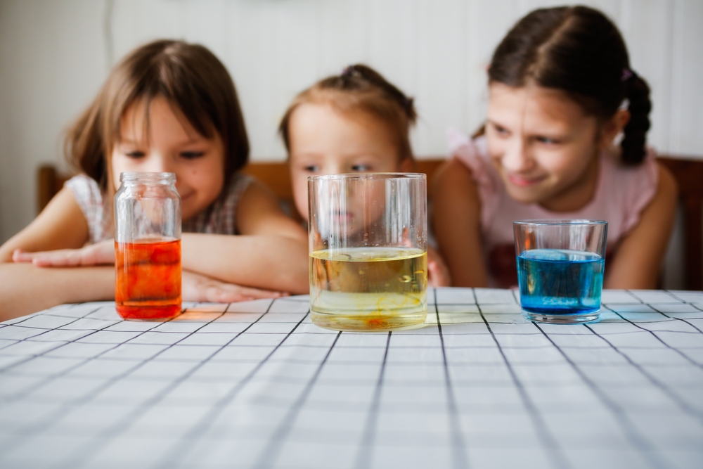 Esperimenti facili per bambini da fare a casa: 5 idee da replicare
