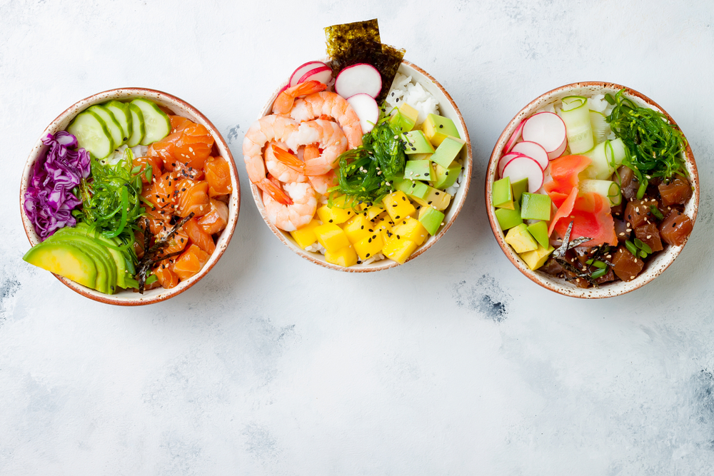 Come preparare una poke bowl con salmone piccante