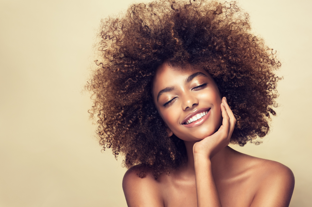 Gli alimenti che causano la caduta dei capelli