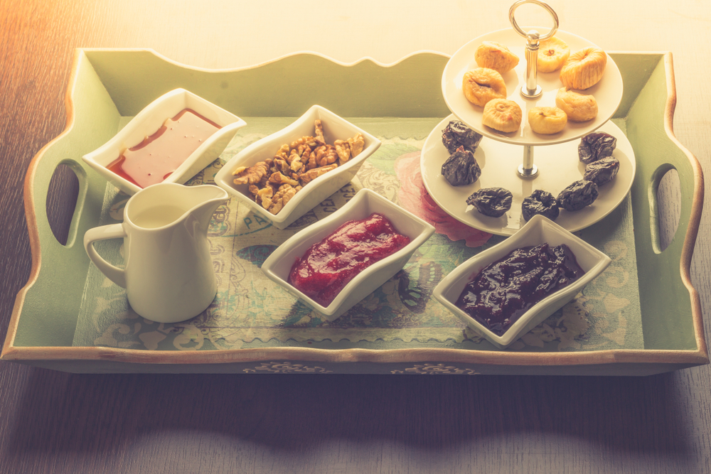 Tavolette da colazione di legno: come decorarle con il decoupage