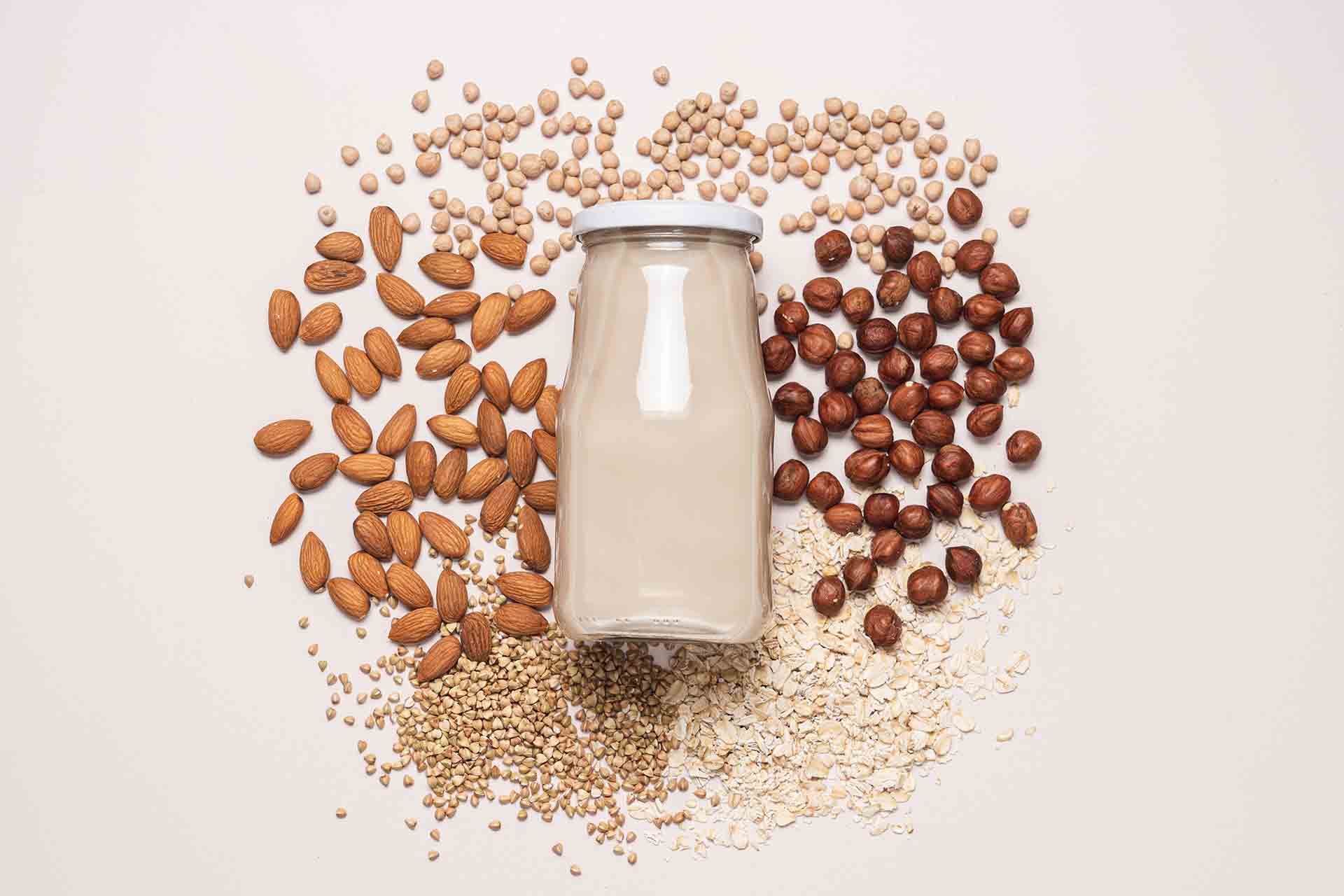 I vari tipi di latte vegetale da alternare al latte vaccino