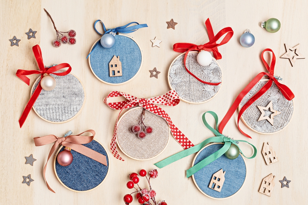 Decorazioni di Natale fai da te con il riciclo dei jeans: 7 idee a cui ispirarsi
