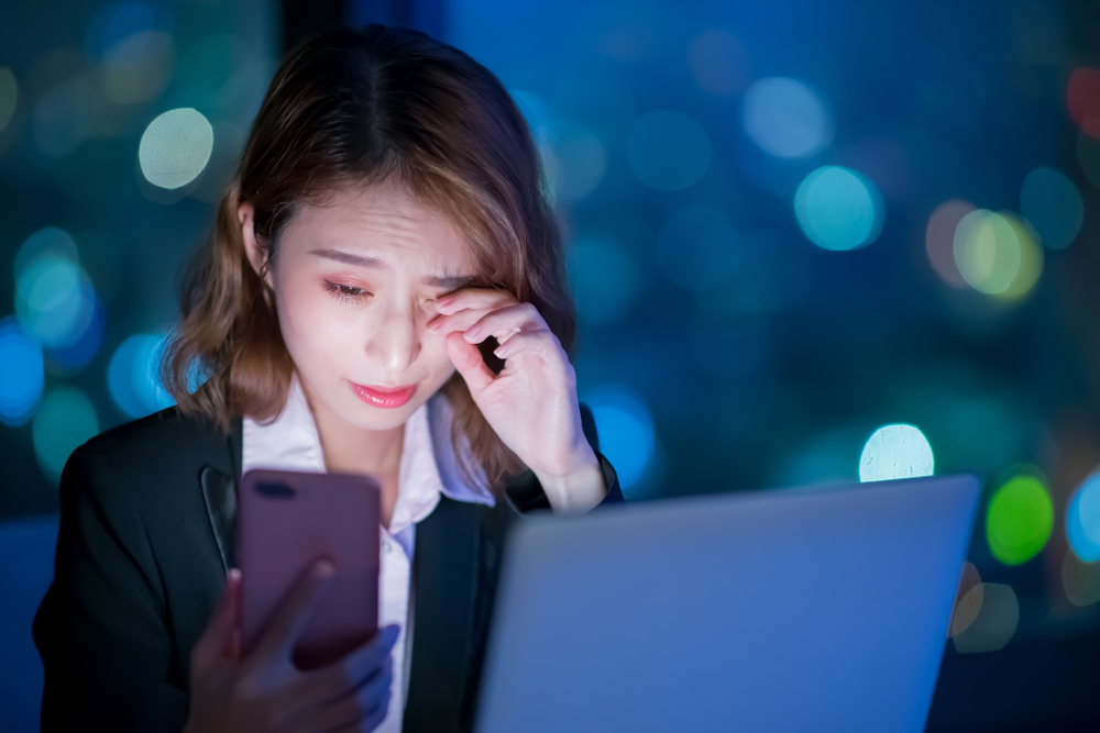 Luce blu, gli occhiali possono proteggere gli occhi?