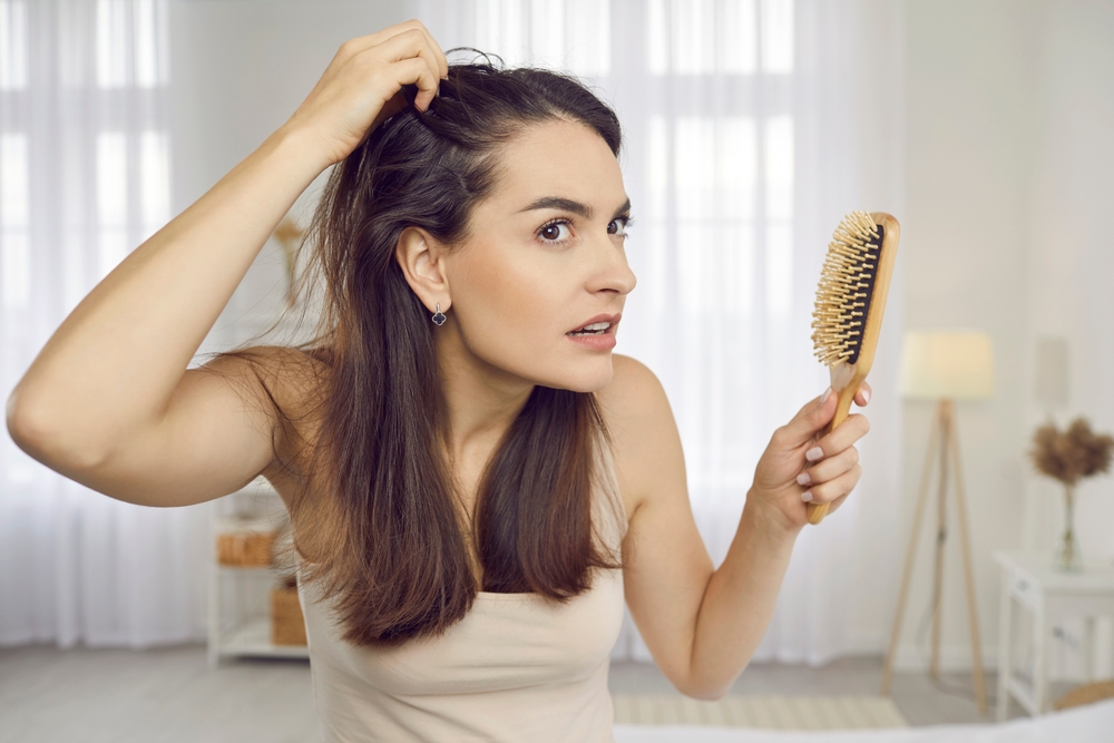 Perché la perdita dei capelli può essere un sintomo di menopausa
