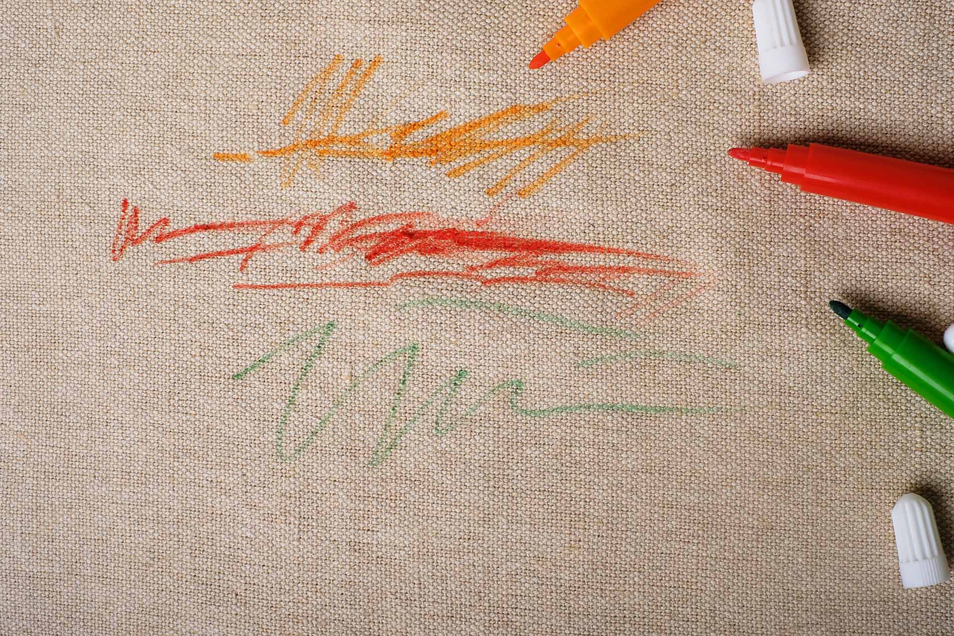 Macchie di pennarello sul divano: soluzioni per eliminarle