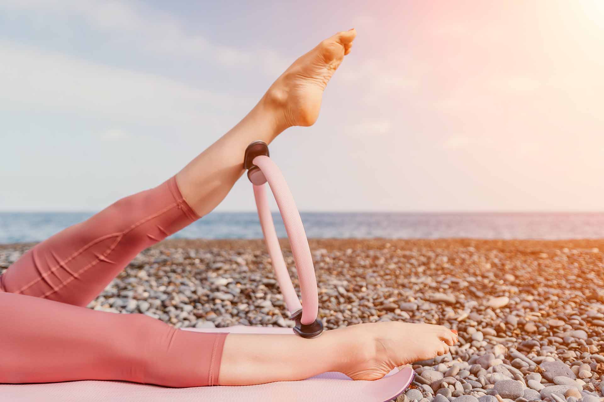I benefici di fare pilates al mare in estate