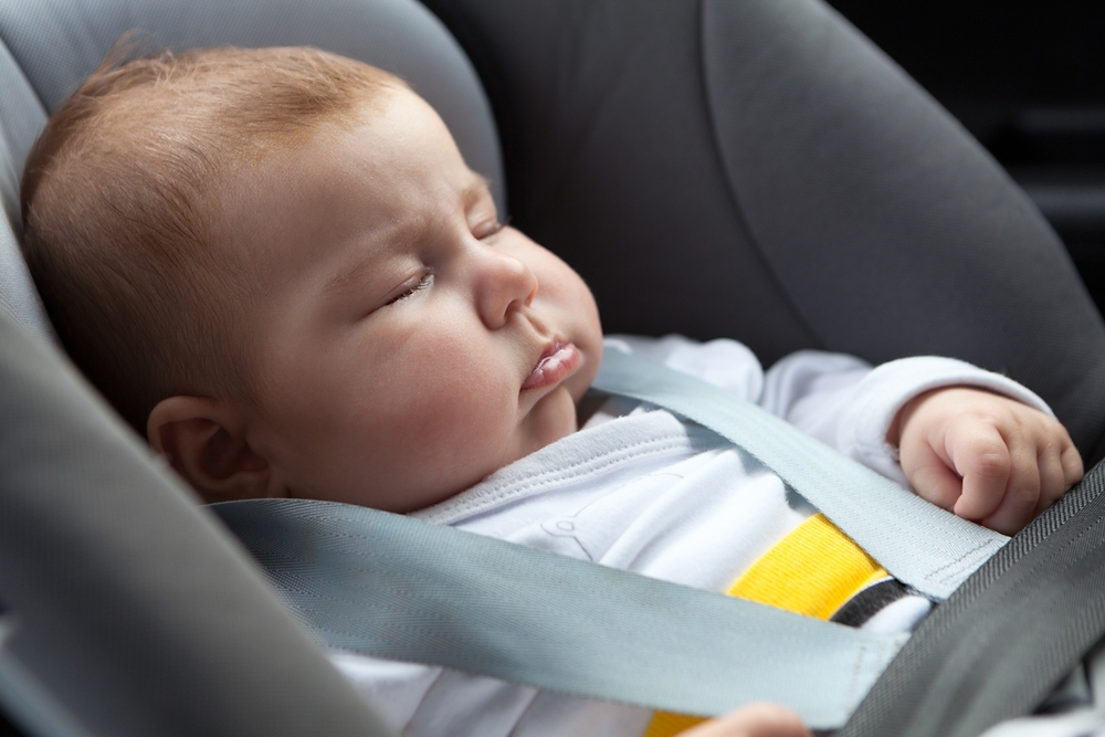 Cosa fare se il bambino piange nel seggiolino auto