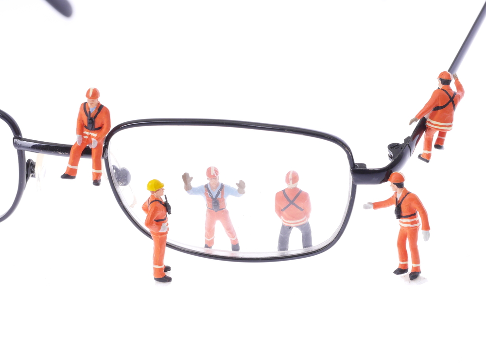 Cosa fare se gli occhiali sono stretti: rimedi fai da te