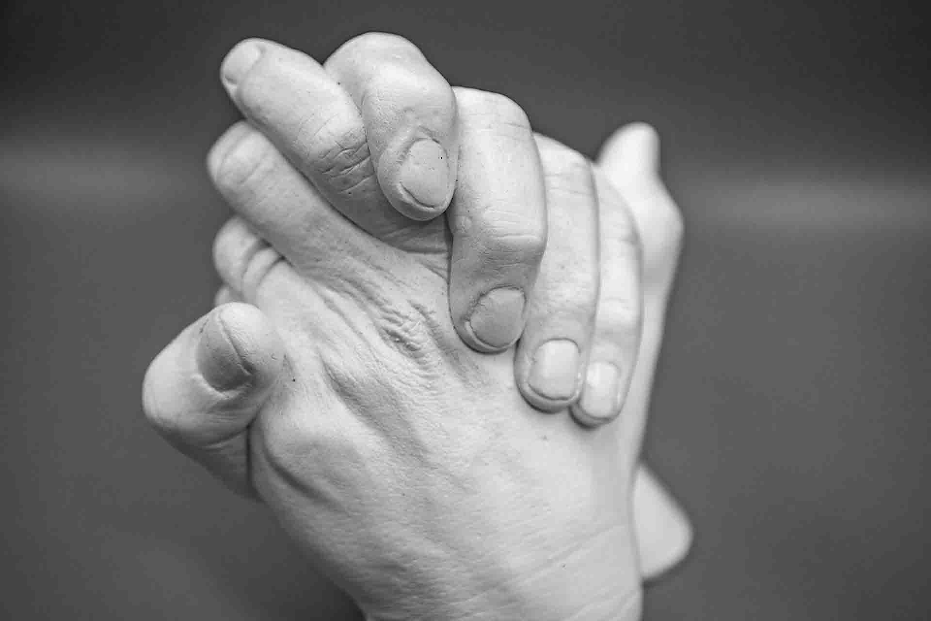 Come fare il calco delle mani della coppia