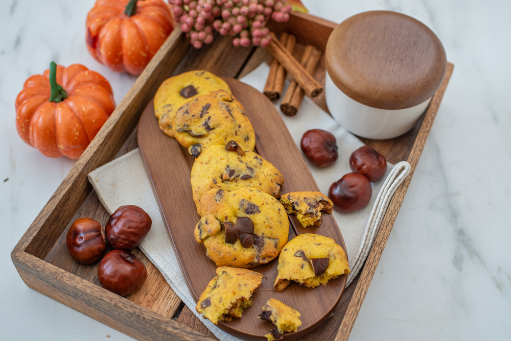 Biscotti di zucca e gocce di cioccolato: la ricetta di Halloween