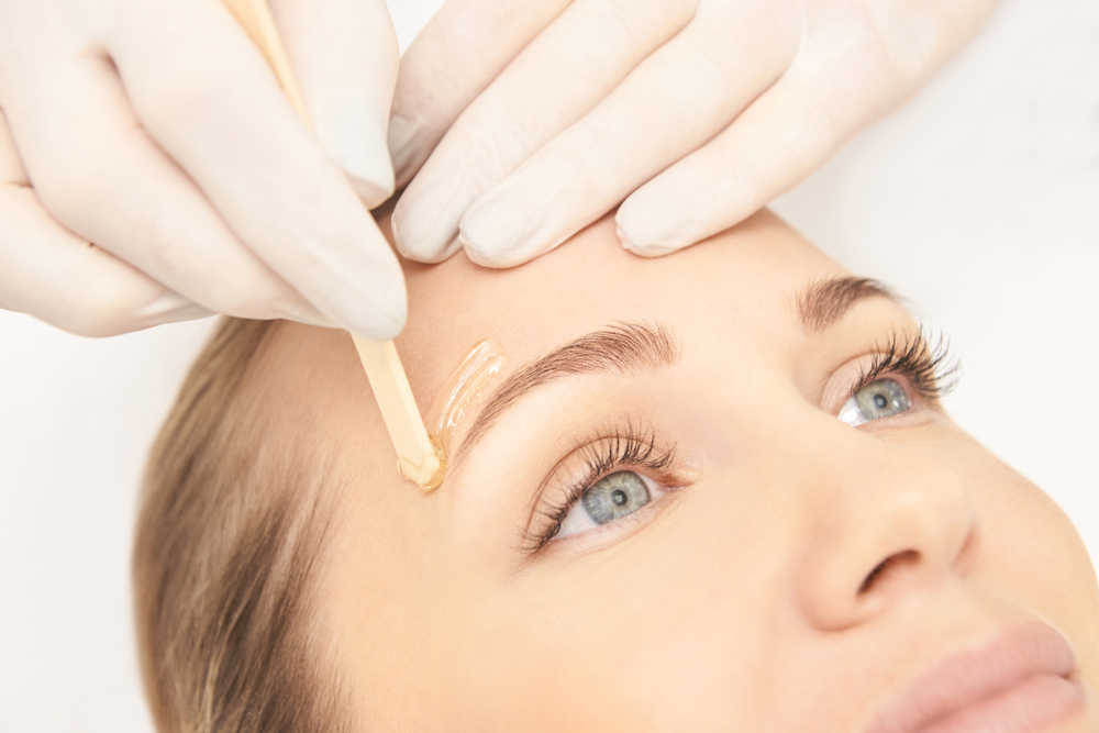 Come fare la ceretta alle sopracciglia a casa