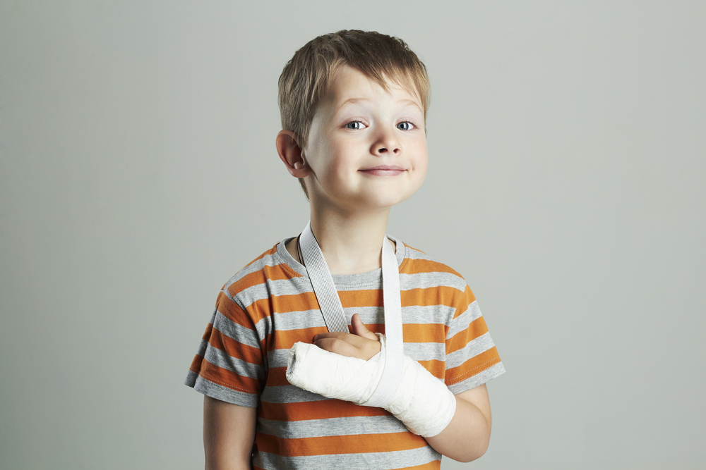 Dito chiuso nella porta: come gestire l’infortunio nei bambini