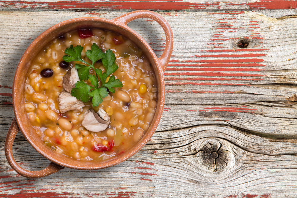 Zuppa di pomodori, fagioli e funghi: la ricetta vegana da provare