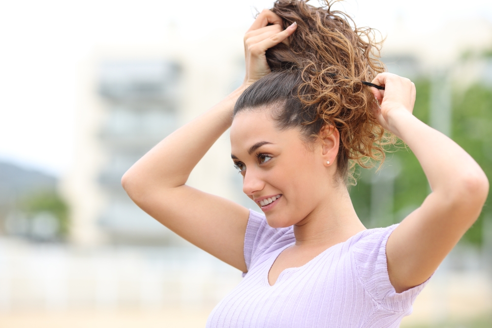 Come legare i capelli ricci