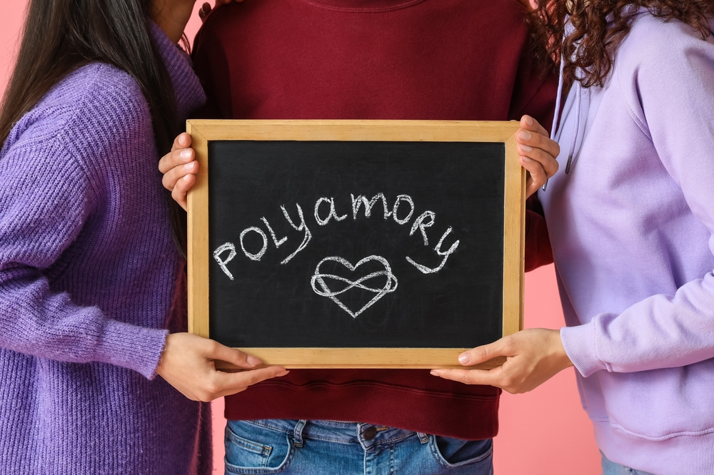 Qual è la differenza tra poliamore e poligamia?