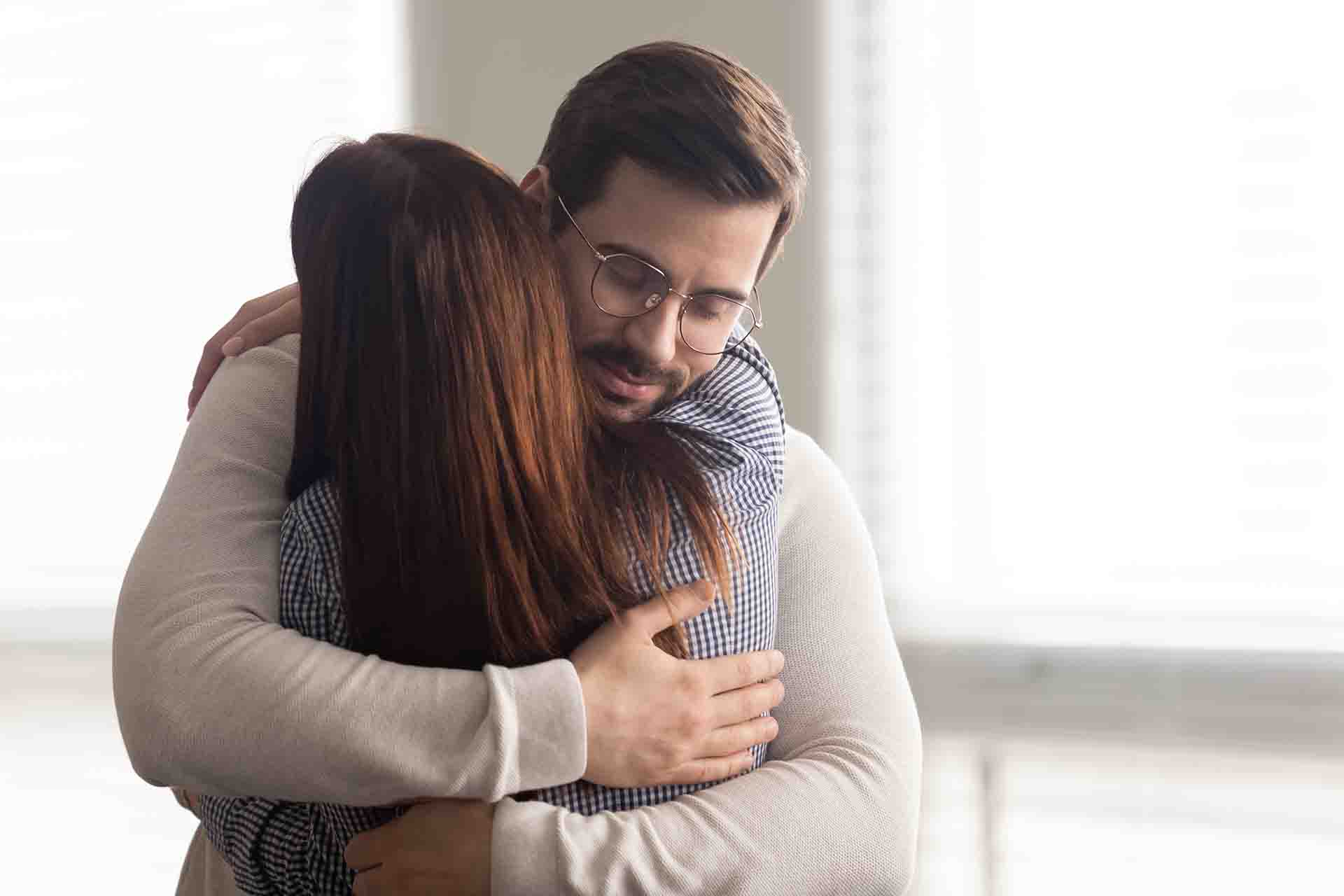 Le più belle frasi sull'abbraccio da dedicare al partner