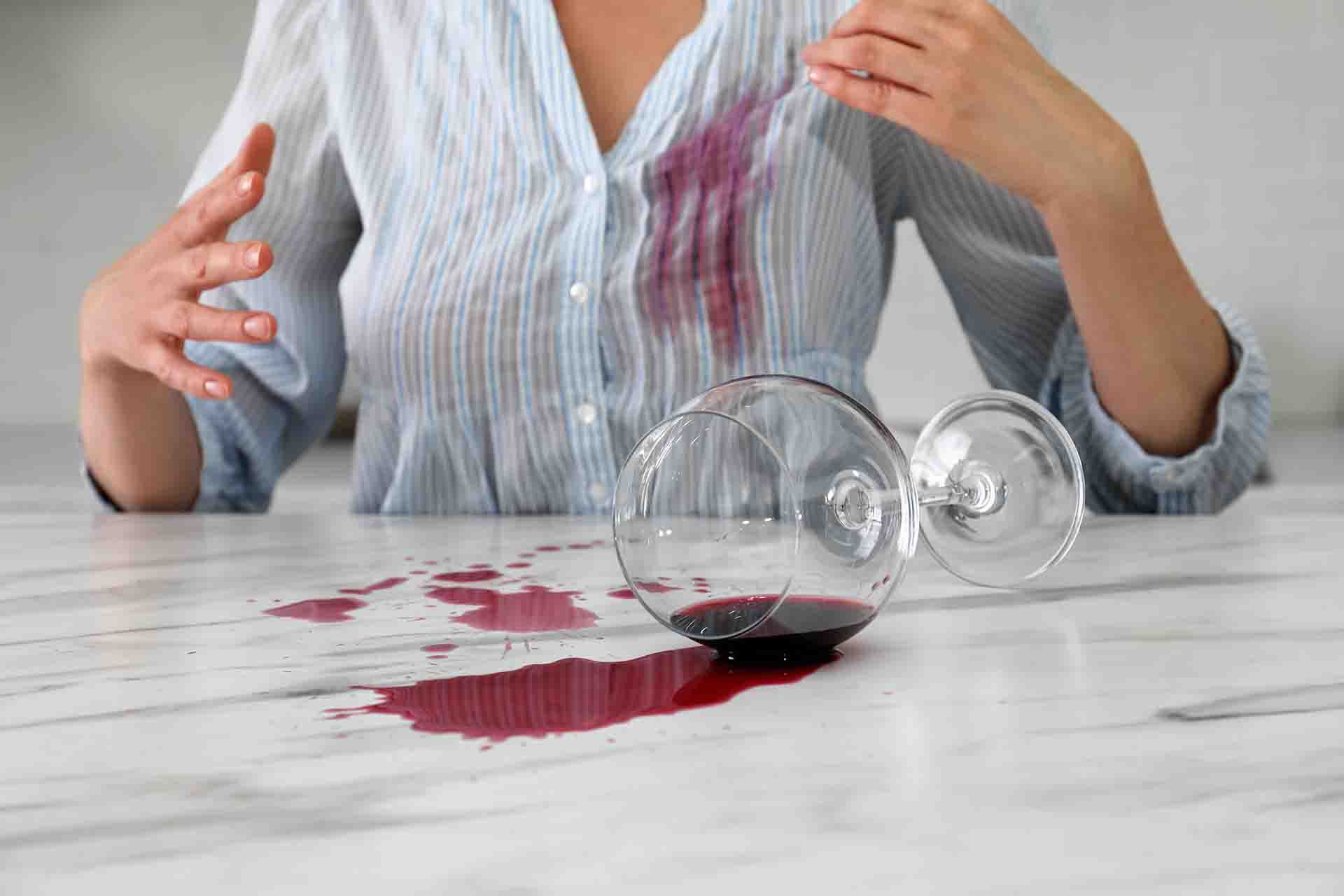 Come togliere le macchie di vino dai vestiti