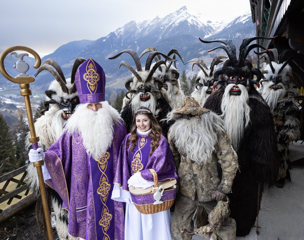 Chi sono i Krampus, i mostri che spaventano le feste di Natale