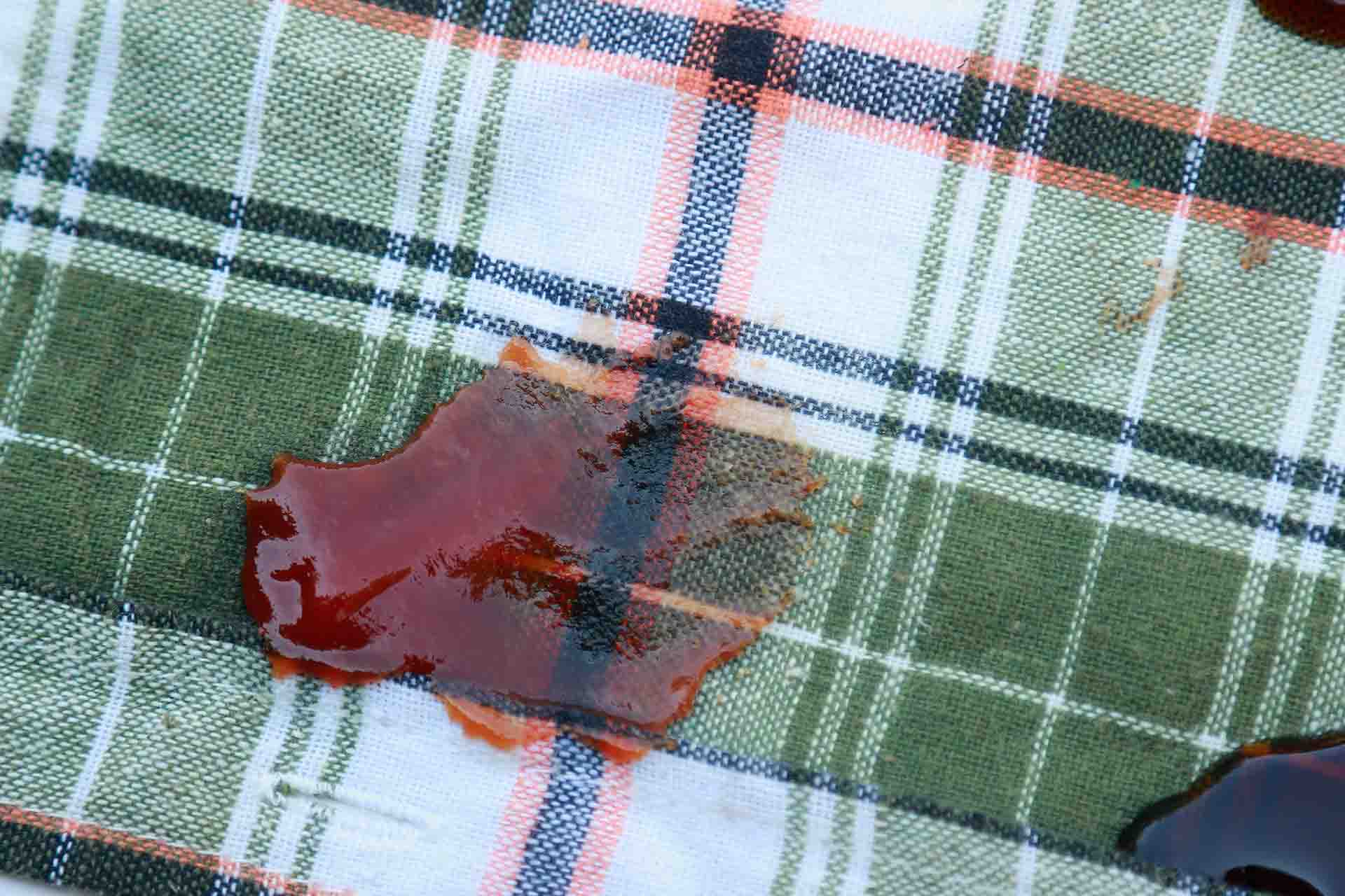 Come eliminare le macchie di sugo da tovaglia e tovaglioli