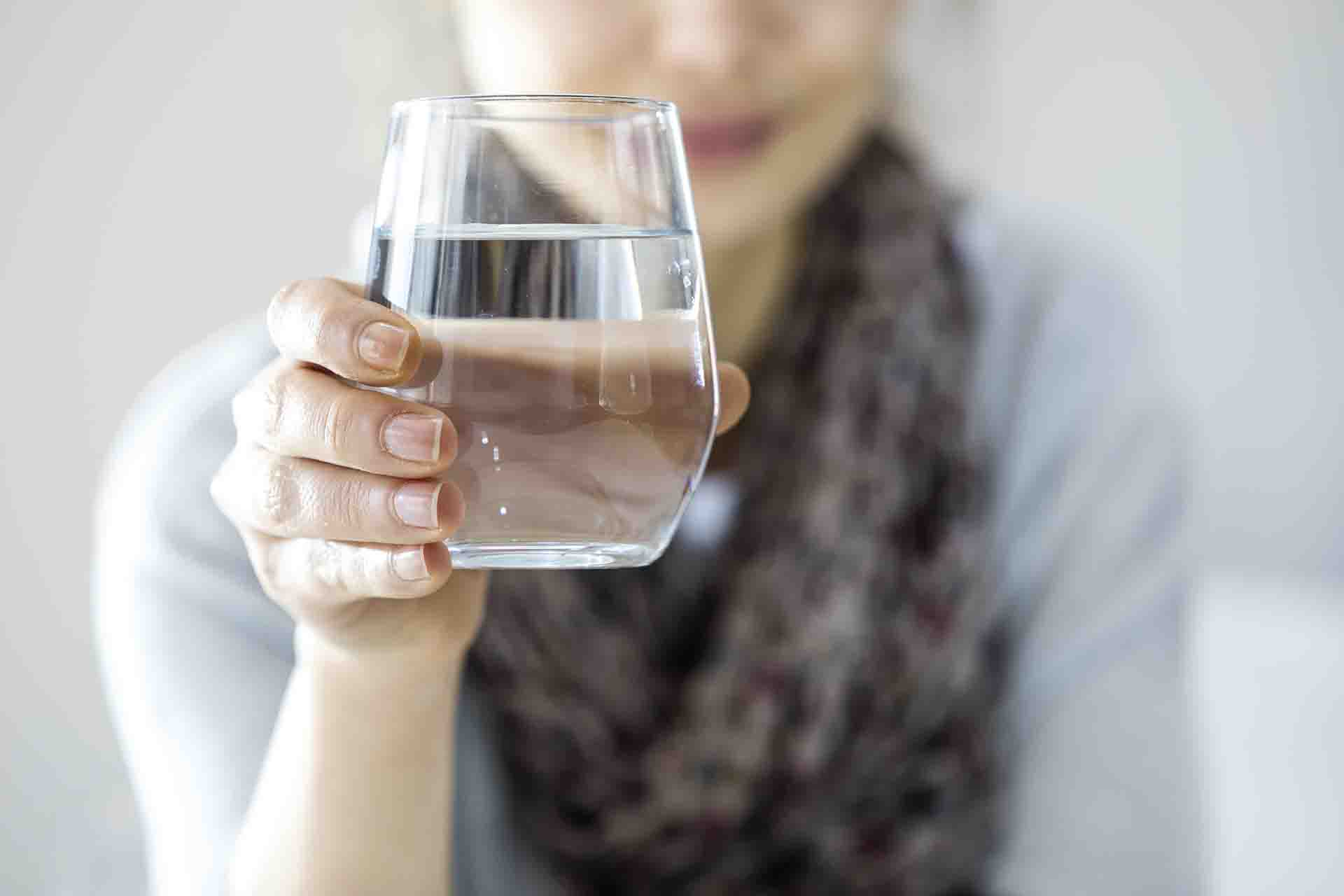 Quanta acqua bere durante i pasti