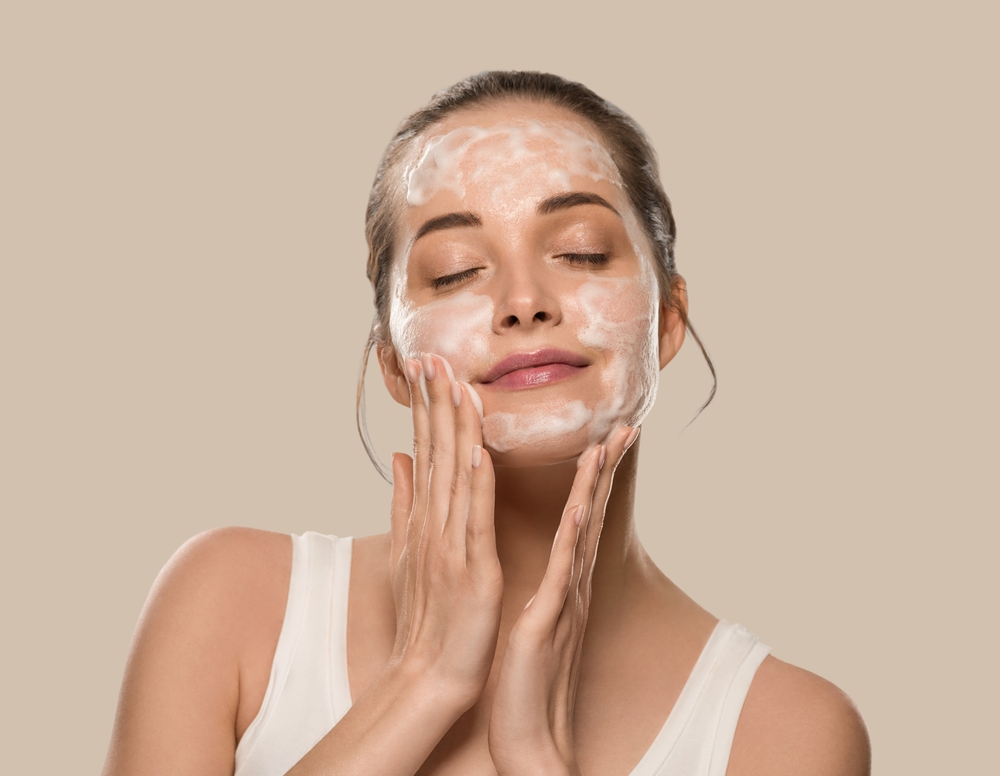 Lavare la faccia ogni giorno fa sparire i brufoli?