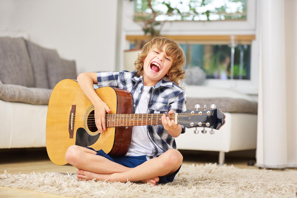5 motivi per cui i bambini dovrebbero studiare uno strumento musicare in età prescolare
