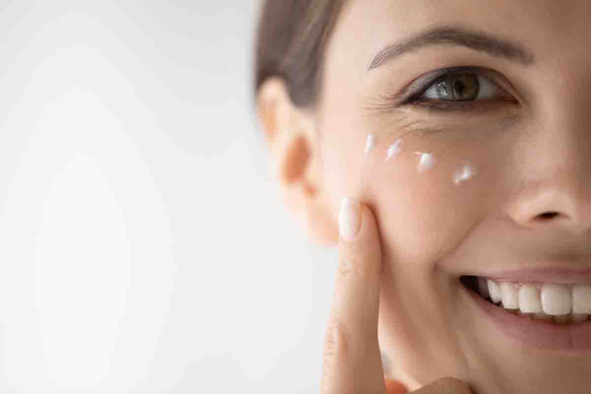 Che differenza c'è tra crema emolliente e crema idratante?