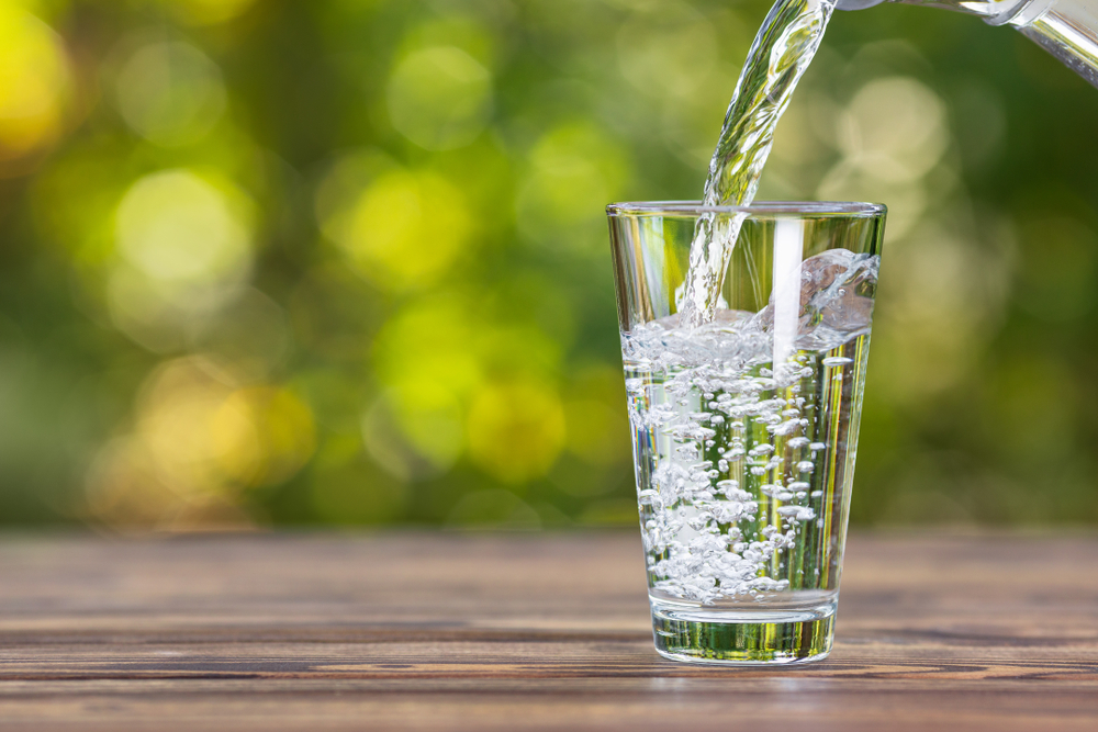 Cosa succede se bevi acqua frizzante tutti i giorni