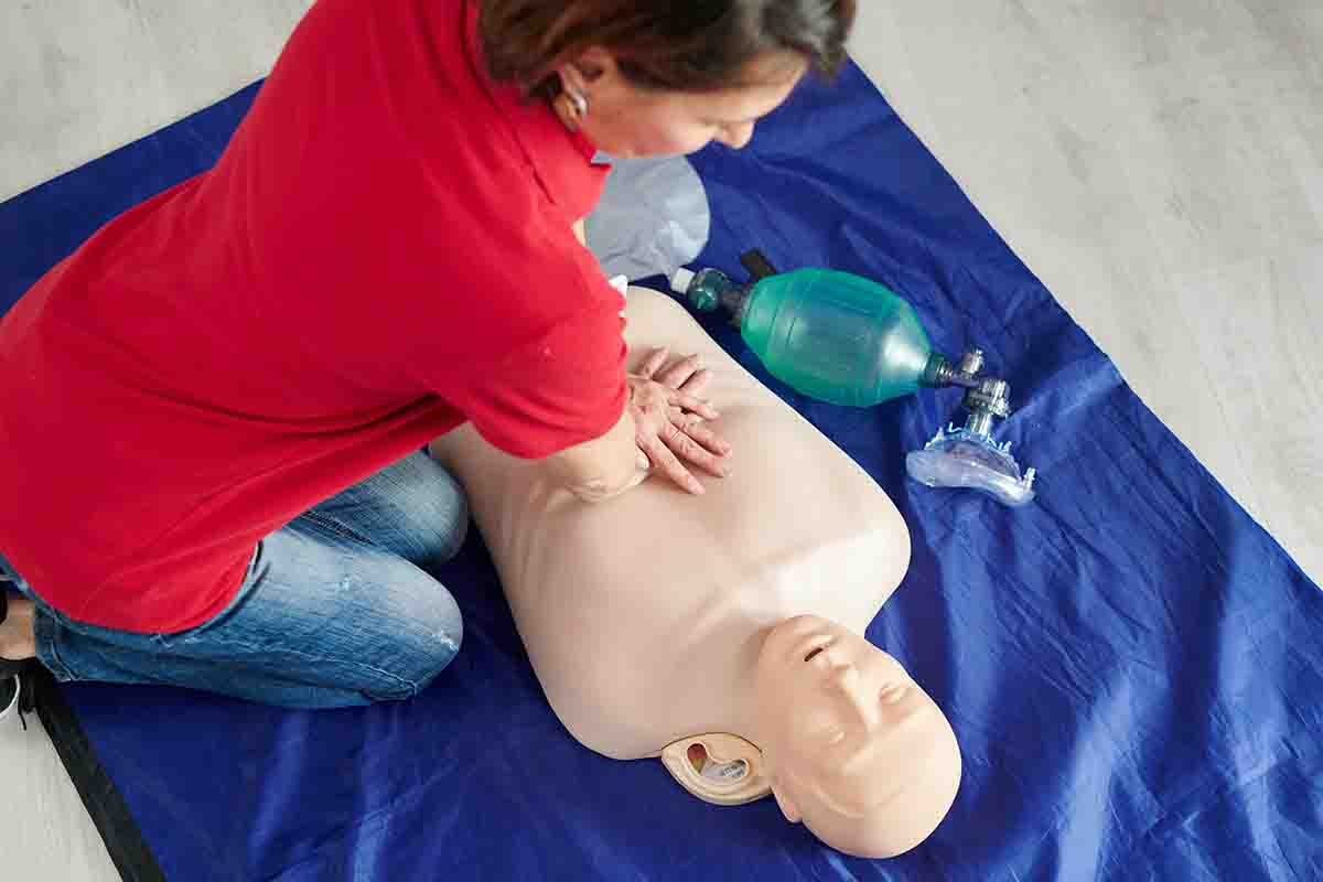 Come si pratica il massaggio cardiaco e quando