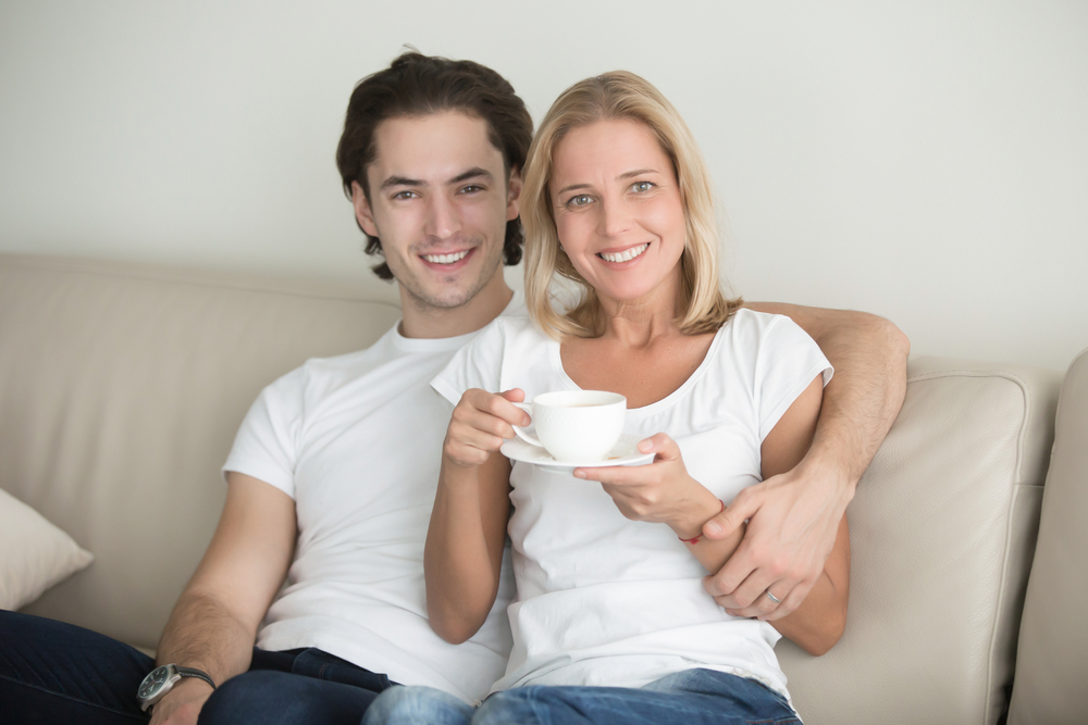 Uscire con un partner più giovane: i consigli per iniziare la relazione