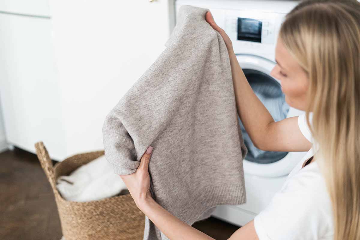 Come pulire i maglioni di lana per conservarli per il prossimo inverno
