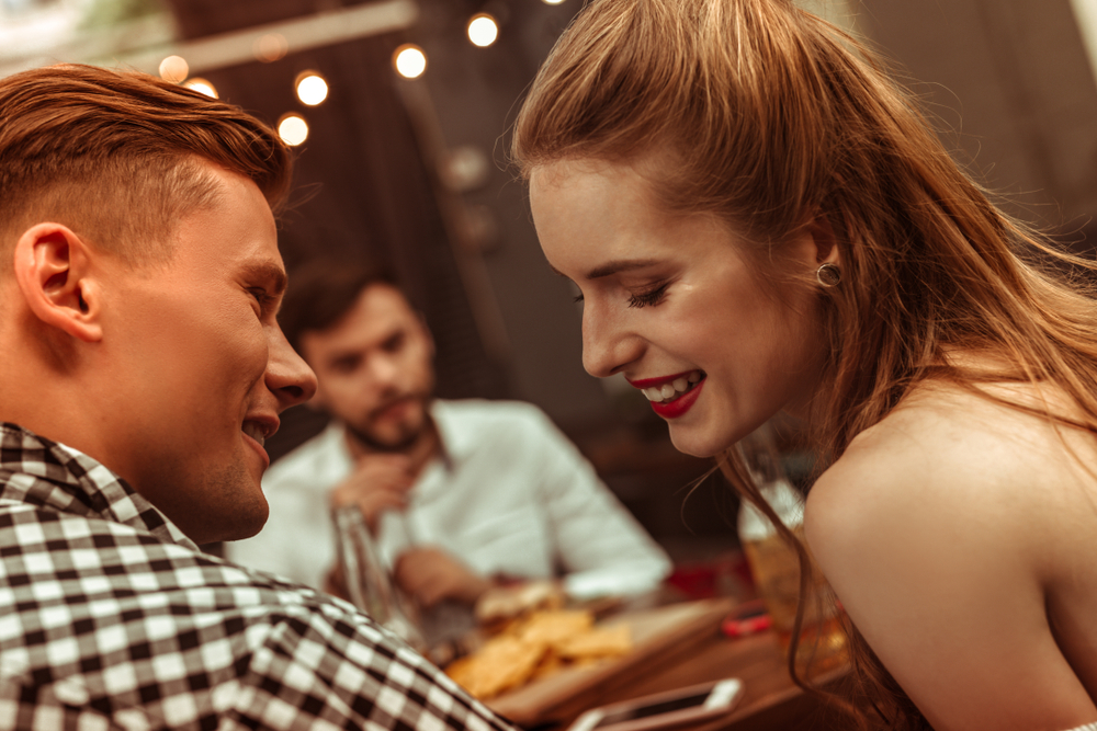 Come comportarsi se il partner flirta con un’altra persona