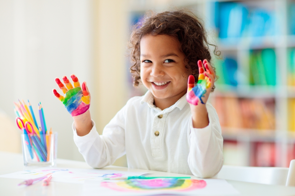 Hand flapping: che cosa indica lo sfarfallare delle mani bei bambini
