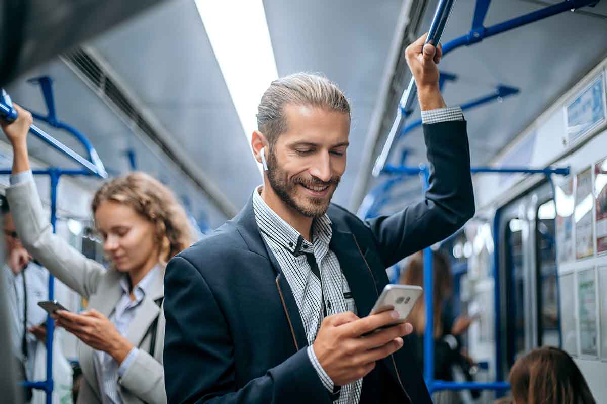 Galateo in metropolitana: come comportarsi a bordo e in stazione