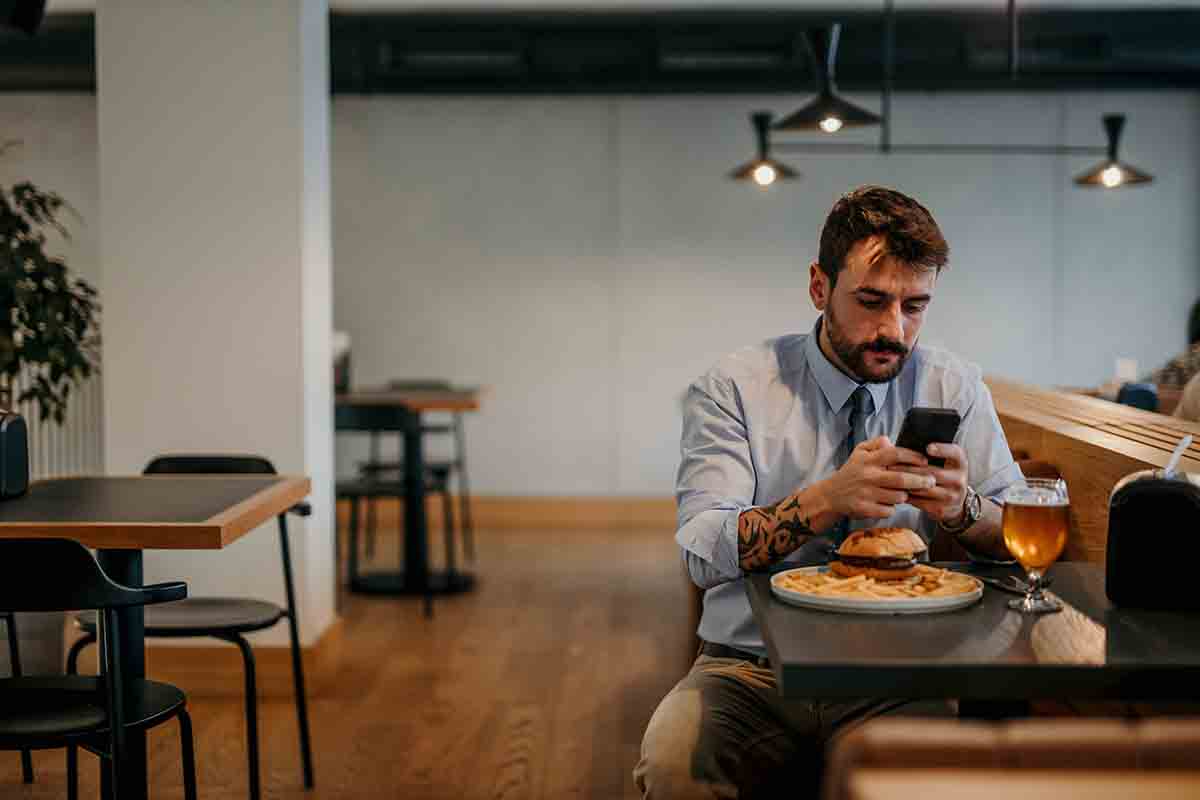 Galateo al ristorante per chi mangia da solo