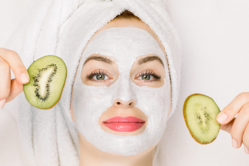 Maschera viso: si applica prima o dopo la doccia?