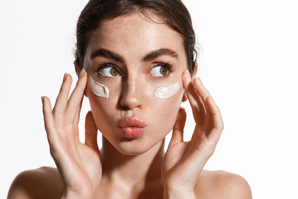 Come proteggere dal sole la pelle con acne